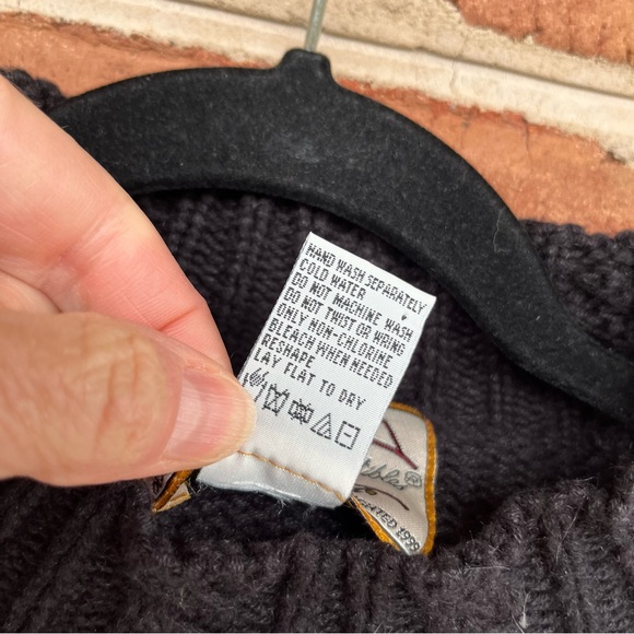 Beautiful festive Santa holiday Christmas sweater   Medium. Excellent quality - Picture 8 of 8